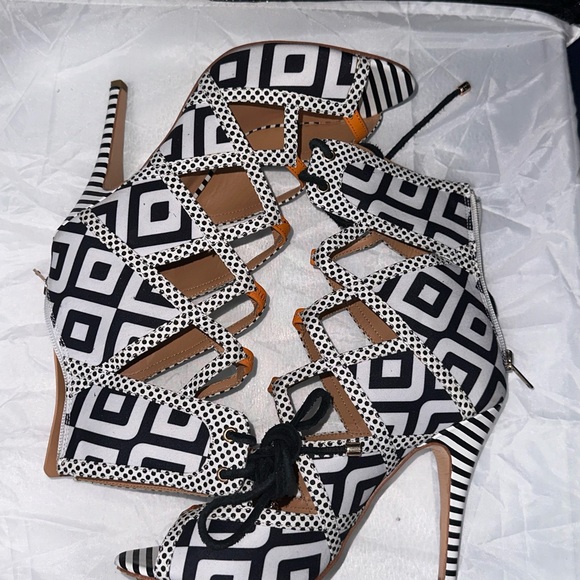 Comfortable sandals. Deserve a home to be worn more - Picture 2 of 3